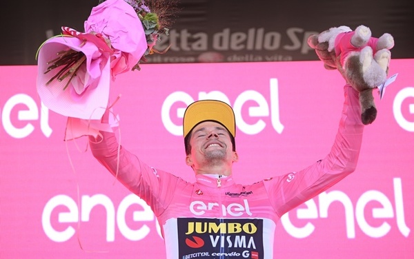 CICLISMO GIRO D ITALIA Roglic nuova maglia rosa mette le mani